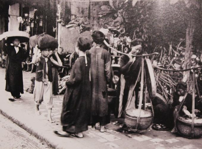 Những gánh hàng quà vặt trên đường phố Hà Nội mùa Noel 1922