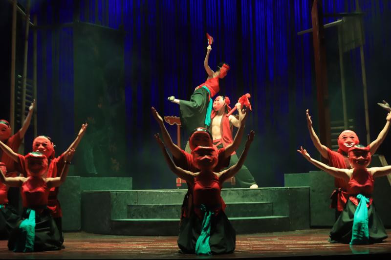 Sân khấu lạ mà quen trong vở "Huyền thoại gò Rồng Ấp" Sân khấu lạ mà quen trong vở "Huyền thoại gò Rồng Ấp"