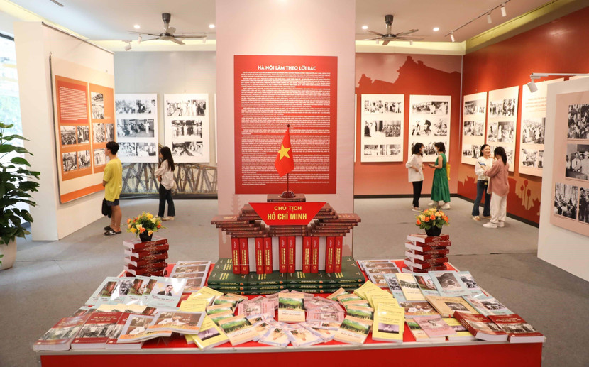 Triển lãm trưng bày hơn 150 ảnh, tài liệu, bản trích và hàng chục hiện vật, đầu sách quý liên quan tới Chủ tịch Hồ Chí Minh Triển lãm trưng bày hơn 150 ảnh, tài liệu, bản trích và hàng chục hiện vật, đầu sách quý liên quan tới Chủ tịch Hồ Chí Minh