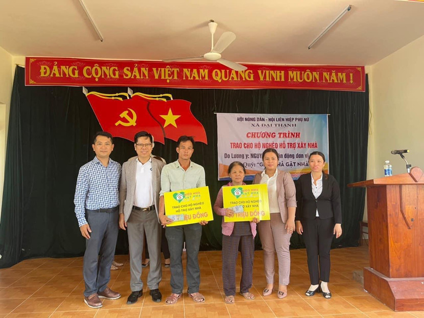 Họa sĩ Ngô Trần Vũ (ngoài cùng bên trái) trao tiền hỗ trợ