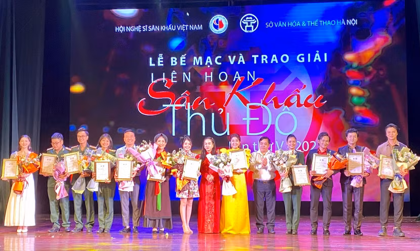 Ban tổ chức trao Huy chương Vàng cho các cá nhân đoạt giải