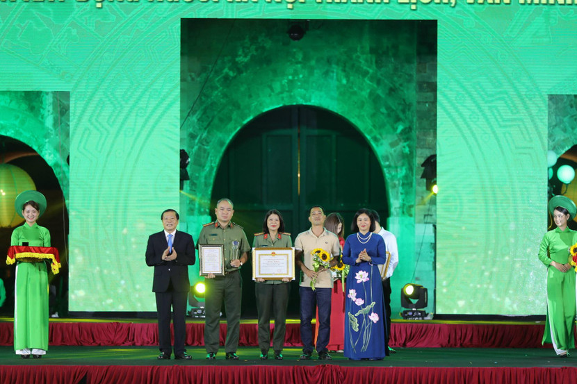 Ban tổ chức trao giải cho nhóm tác giả An ninh Thủ đô đoạt giải A cuộc thi