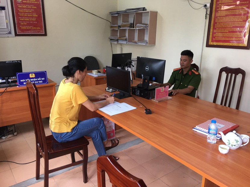 Công an xã Tàm Xá, huyện Đông Anh tận tình hướng dẫn người dân làm thủ tục đăng ký xe máy Công an xã Tàm Xá, huyện Đông Anh tận tình hướng dẫn người dân làm thủ tục đăng ký xe máy