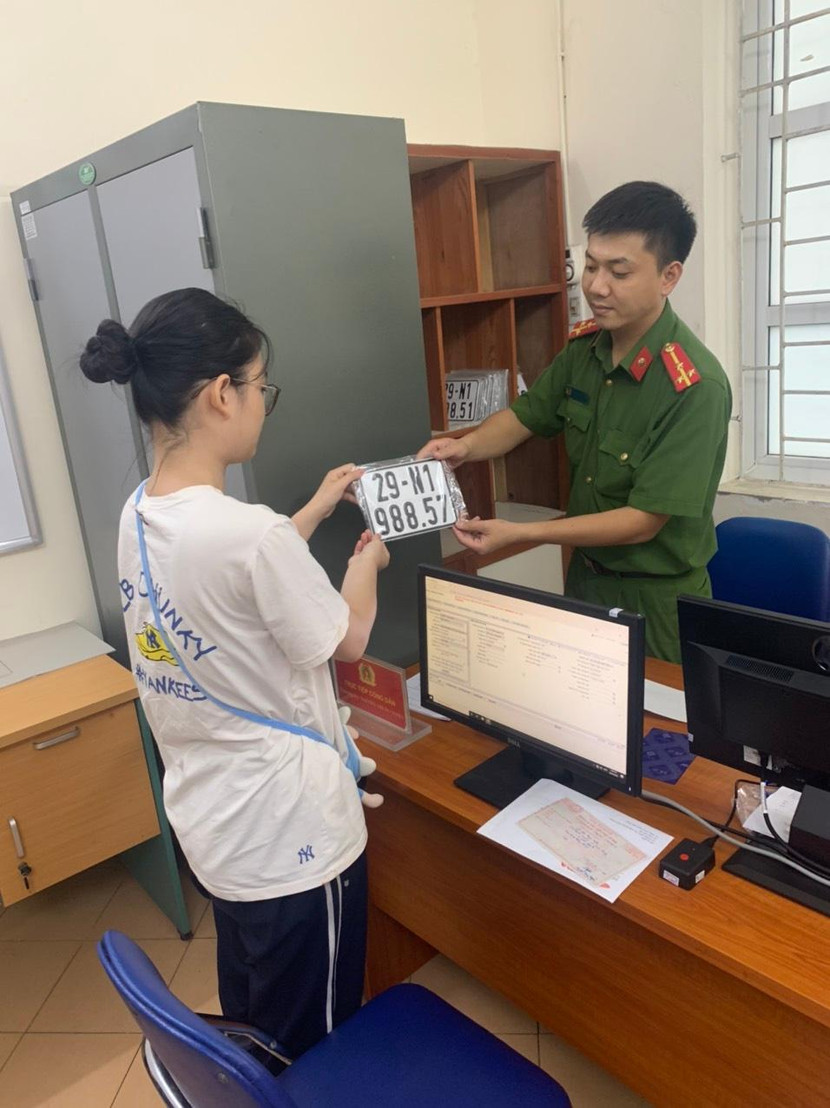 Những công dân thị trấn Trâu Quỳ, huyện Gia Lâm được hướng dẫn thủ tục cấp đăng ký phương tiện Những công dân thị trấn Trâu Quỳ, huyện Gia Lâm được hướng dẫn thủ tục cấp đăng ký phương tiện