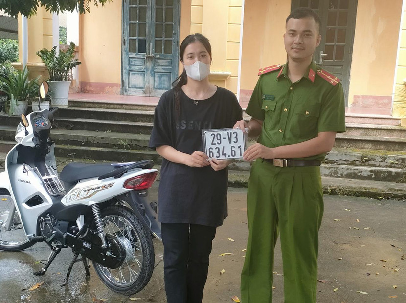 Người dân xã Vân Hà, huyện Phúc Thọ vui mừng được nhận đăng ký xe tại trụ sở Công an xã Người dân xã Vân Hà, huyện Phúc Thọ vui mừng được nhận đăng ký xe tại trụ sở Công an xã