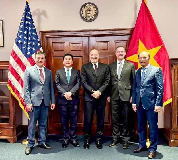 Bộ trưởng Nguyễn Hồng Diên tại phiên đàm phán với Bộ trưởng Bộ Thương mại Hoa Kỳ Howard Lutnick và Đại sứ Jamieson Greer, Trưởng Đại diện Thương mại Hoa Kỳ Bộ trưởng Nguyễn Hồng Diên tại phiên đàm phán với Bộ trưởng Bộ Thương mại Hoa Kỳ Howard Lutnick và Đại sứ Jamieson Greer, Trưởng Đại diện Thương mại Hoa Kỳ