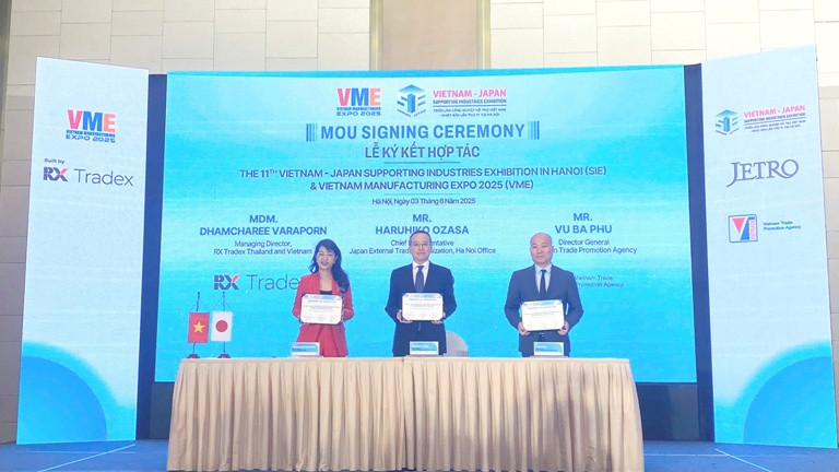 Đại diện các đơn vị ký kết thỏa thuận tổ chức triển lãm lớn về công nghiệp hỗ trợ Đại diện các đơn vị ký kết thỏa thuận tổ chức triển lãm lớn về công nghiệp hỗ trợ