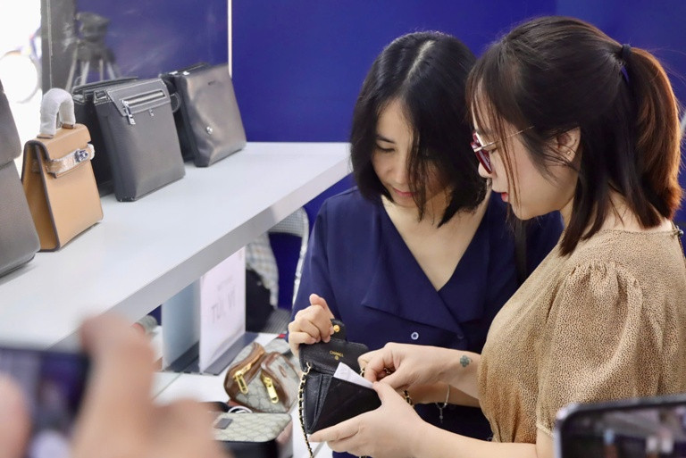 Người tiêu dùng tìm hiểu về hàng giả tại Phòng trưng bày