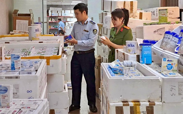 Lực lượng chức năng tiếp cận kho hàng có dấu hiệu vi phạm