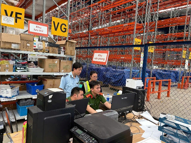 Lực lượng chức năng kiểm tra công ty Á Châu Lực lượng chức năng kiểm tra công ty Á Châu