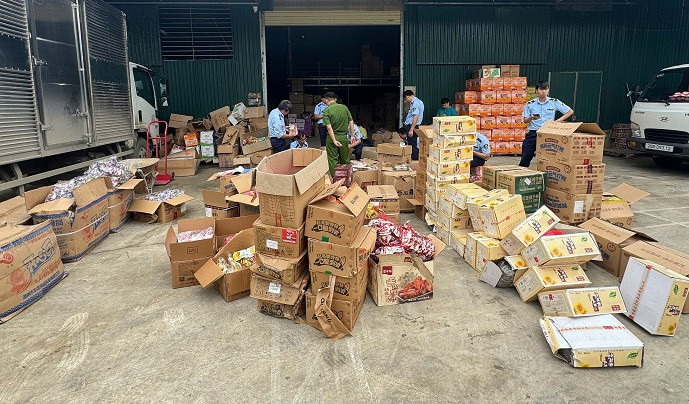 Lực lượng chức năng kiểm tra một kho hàng vi phạm Lực lượng chức năng kiểm tra một kho hàng vi phạm