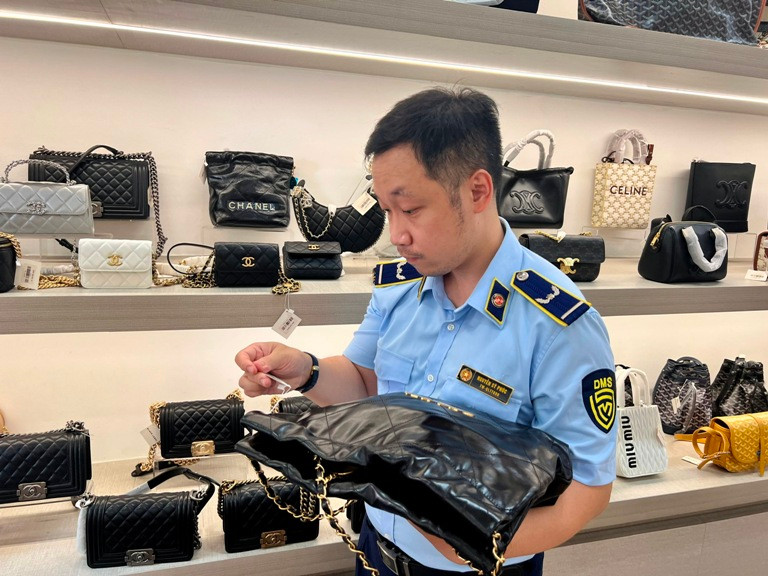 Cán bộ QLTT kiểm tra dấu hiệu hàng hóa vi phạm tại cửa hàng kinh doanh túi xách Cán bộ QLTT kiểm tra dấu hiệu hàng hóa vi phạm tại cửa hàng kinh doanh túi xách