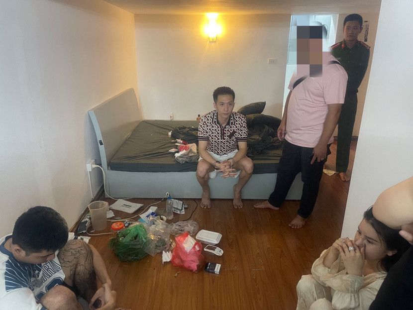 Trong lúc đang "phê" ma túy, các đối tượng bị Công an quận Hoàn Kiếm kiểm tra, bắt giữ Trong lúc đang "phê" ma túy, các đối tượng bị Công an quận Hoàn Kiếm kiểm tra, bắt giữ