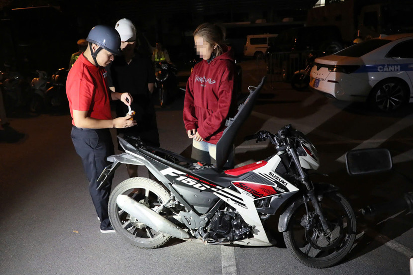 Tổ "hóa trang" tuần tra phát hiện nhiều đối tượng là nữ cũng tham gia điều khiển xe máy đánh võng trên đường phố