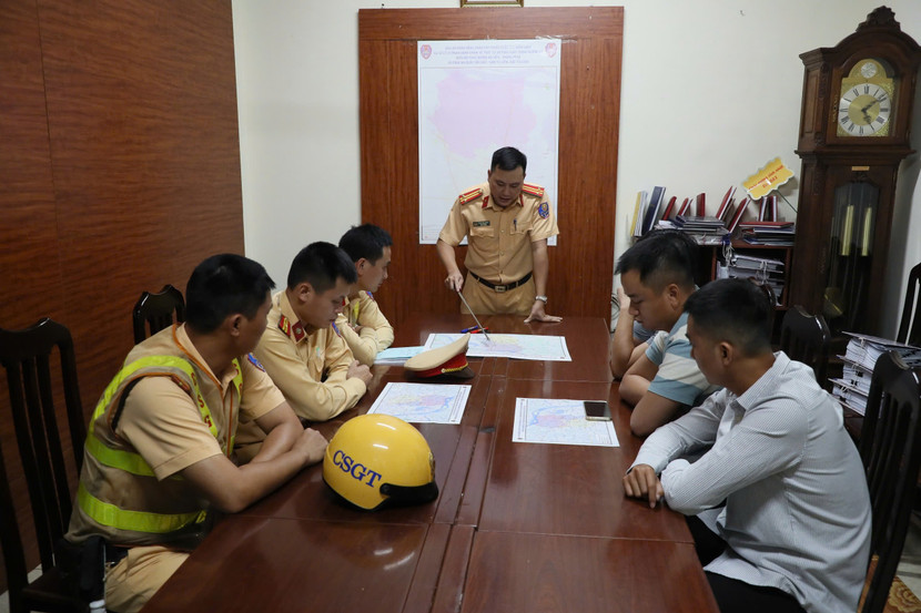 Đội Cảnh sát giao thông số 6 chỉ đạo các tổ công tác, phân chia tuyến, địa bàn để tổ chức tuần tra