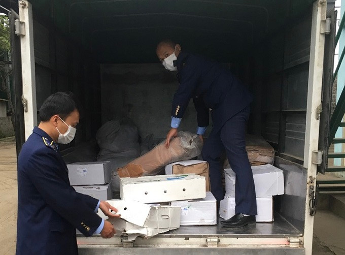 Lực lượng QLTT tỉnh Hải Dương khám xe chở thực phẩm không rõ nguồn gốc xuất xứ