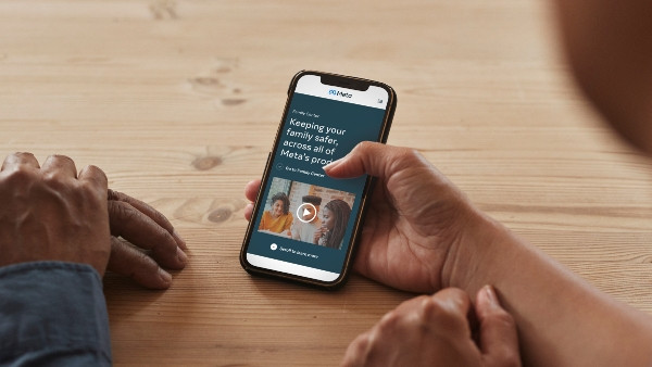 Cha mẹ cần chia sẻ, trò chuyện với con về việc sử dụng mạng xã hội