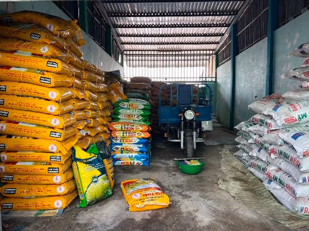 Một kho hàng phân bón giả bị lực lượng chức năng phát hiện, xử lý