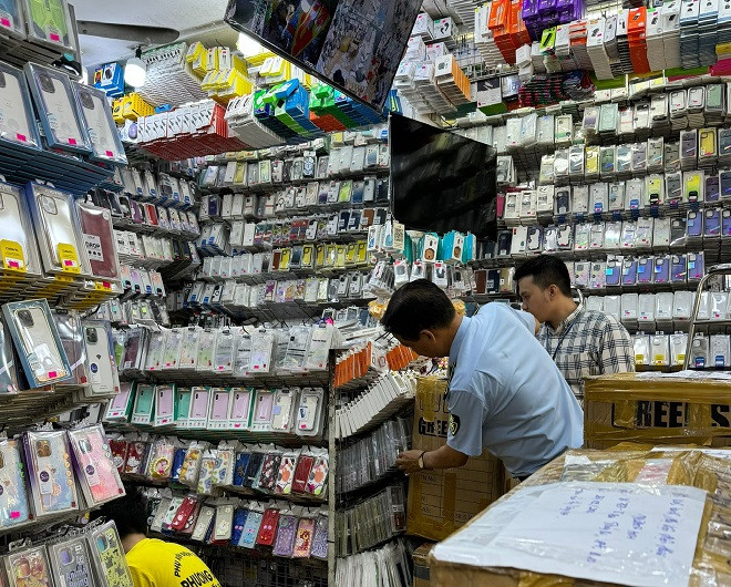 Hàng nghìn phụ kiện điện thoại bị tạm giữ vì có dấu hiệu vi phạm