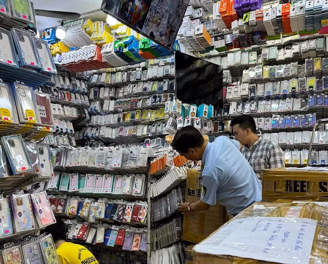 Hàng nghìn phụ kiện điện thoại bị tạm giữ vì có dấu hiệu vi phạm
