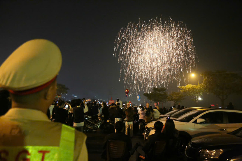 Khi pháo hoa rực sáng trên bầu trời Thủ đô, chiến sĩ Công an vẫn âm thầm, lặng lẽ với phương châm: "Lấy hạnh phúc của nhân dân làm lẽ sống đời mình"