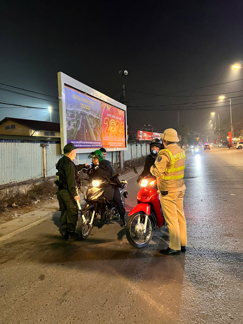 CSGT và lực lượng phối hợp kiểm tra nồng độ cồn tại các tuyến đường vắng...