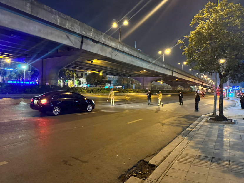 Tổ công tác Y9-141/CATP Hà Nội làm nhiệm vụ tuần tra kiểm soát trên đường Phạm Hùng