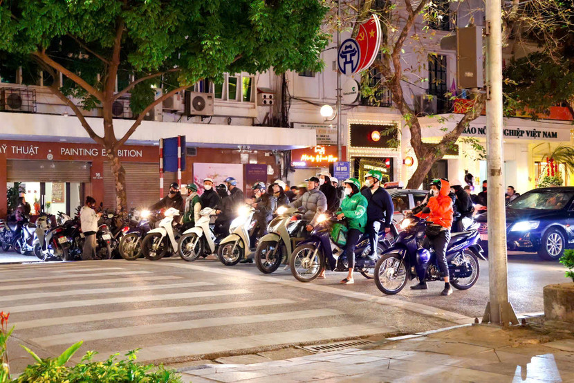 Người dân chấp hành nghiêm chỉnh các quy định về trật tự an toàn giao thông đêm giao thừa...