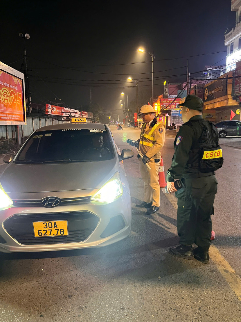 Lực lượng Công an Hà Nội kiểm tra trật tự giao thông đêm giao thừa, xử nghiêm vi phạm
