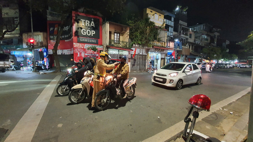 Lực lượng CSGT kiểm tra nồng độ cồn...