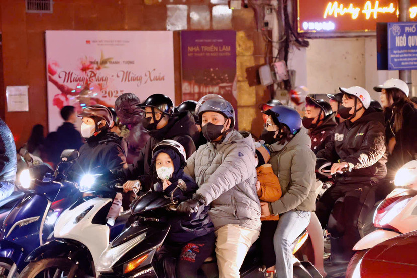 Dù thời tiết giá rét, nhưng người dân vẫn ra đường đón năm mới với niềm hân hoan