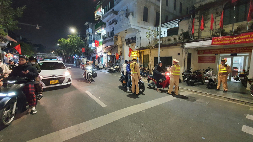 Công an quận Hoàn Kiếm tăng cường kiểm tra, xử lý vi phạm nồng độ cồn trong đêm giao thừa