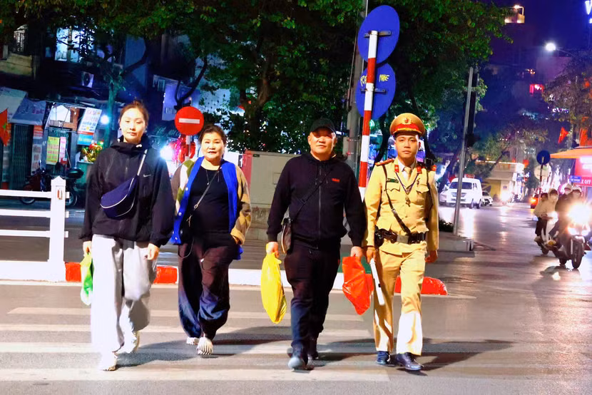 Lực lượng Cảnh sát giao thông đồng hành với người dân dịp Tết