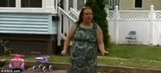 Dã man mẹ hành hạ con 10 tháng tuổi ảnh 4