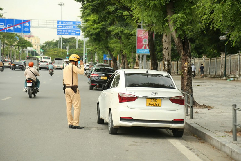 Dù biết là có biển cấm nhưng khi vắng bóng lực lượng chức năng, nhiều lái xe vẫn cố tình dừng, đỗ sai quy định