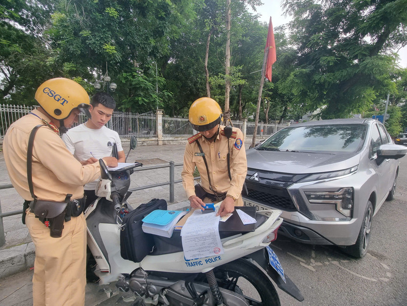 Lực lượng Cảnh sát giao thông sử dụng thiết bị ghi hình tránh việc lái xe chối bỏ trách nhiệm