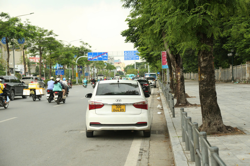 Nhiều phương tiện bị phát hiện dừng, đỗ ngang nhiên trên đường Giải Phóng