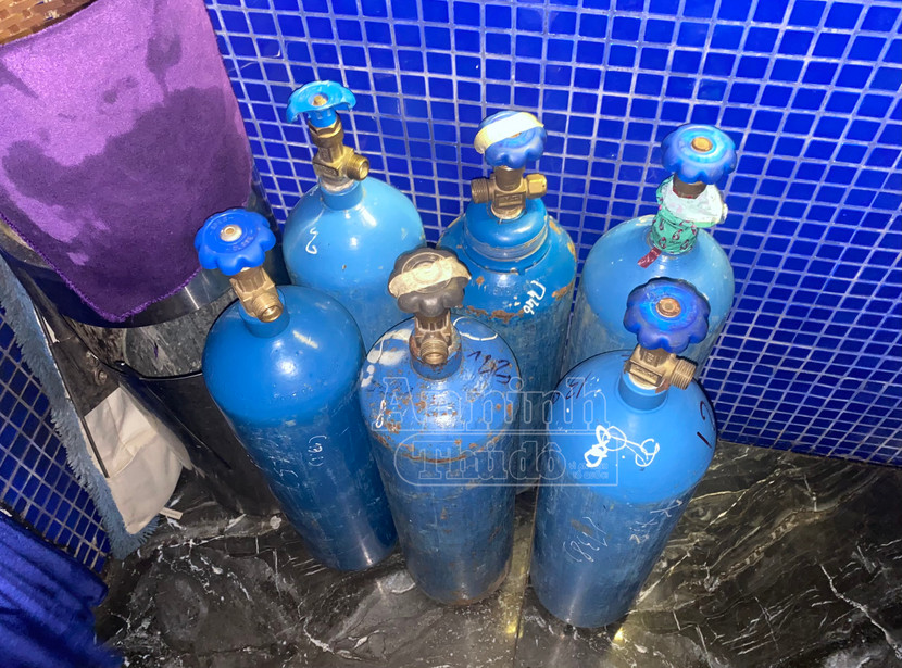 6 bình "khí cười" được phát hiện trong khu vực nhà vệ sinh của quán bar Hybra 32 Mã Mây