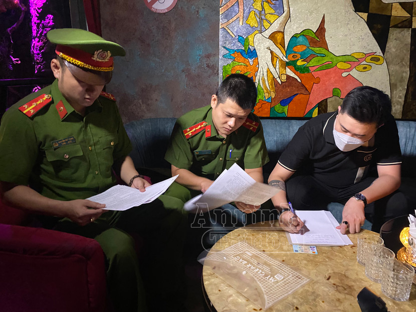 Quản lý quán bar Hybra cho biết, nếu không bán "bóng cười" sẽ không có khách