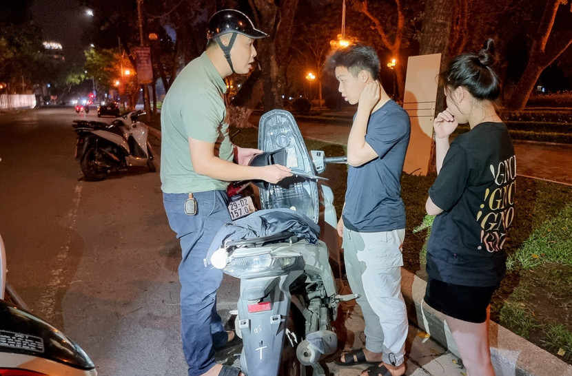 Tổ tuần tra 141 hóa trang, kiểm tra phát hiện nhiều thanh niên tháo BKS xe máy, tụ tập thành nhóm gây rối trật tự công cộng Tổ tuần tra 141 hóa trang, kiểm tra phát hiện nhiều thanh niên tháo BKS xe máy, tụ tập thành nhóm gây rối trật tự công cộng