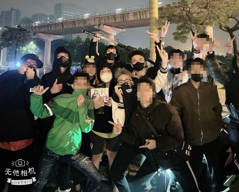 Nhóm thanh, thiếu niên tụ tập lái xe lạng lách, đánh võng, mang theo kiếm đi giải quyết mâu thuẫn Nhóm thanh, thiếu niên tụ tập lái xe lạng lách, đánh võng, mang theo kiếm đi giải quyết mâu thuẫn