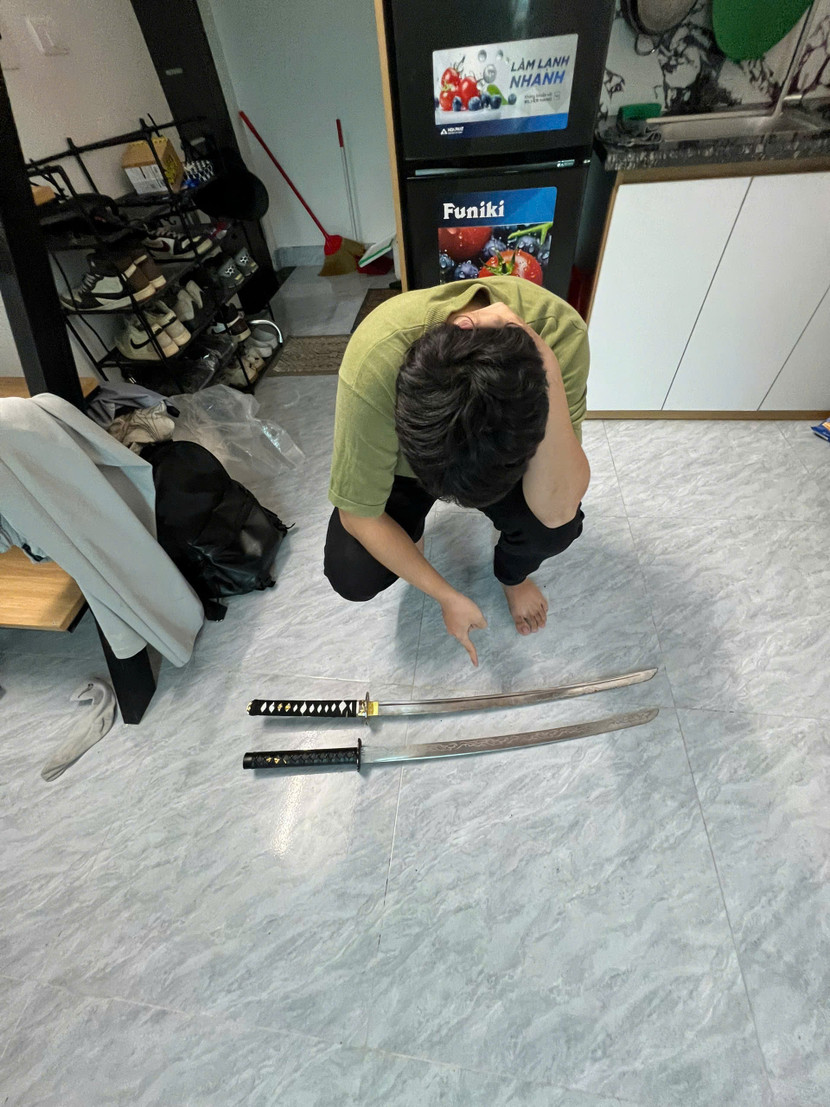 Hai chiếc kiếm được mang theo để tìm đánh đối thủ Hai chiếc kiếm được mang theo để tìm đánh đối thủ