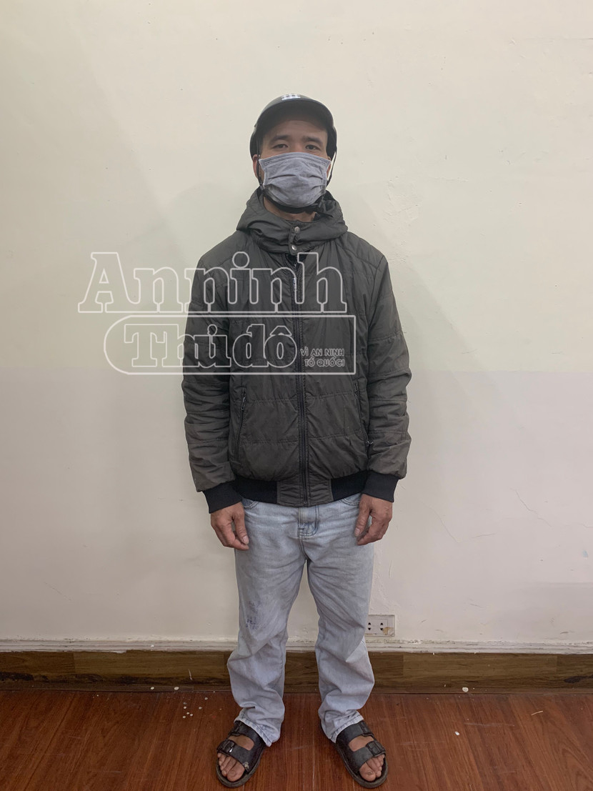 Chân dung kẻ biến thái khiêu dâm trước cổng trường Đại học Thương mại Chân dung kẻ biến thái khiêu dâm trước cổng trường Đại học Thương mại