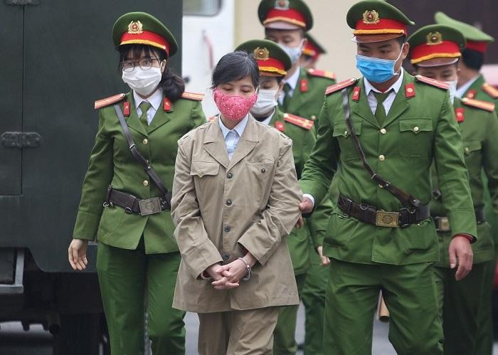 Bị cáo Nguyễn Thị Kim Anh bị di lý tới phiên tòa.