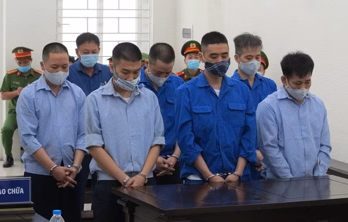 Nhóm cựu Thanh tra giao thông và các bị cáo liên quan tại phiên tòa.
