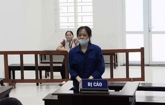 Nguyễn Thị Thuỷ bị đưa ra toà xét xử.