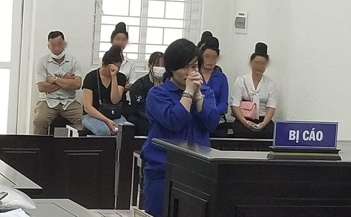 Bị tuyên án tử, Lò Thị Hoa bưng mặt khóc nức nở.