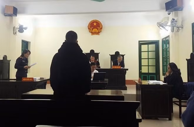 Nguyễn Trí Đức bị đưa ra xét xử tại phiên tòa.