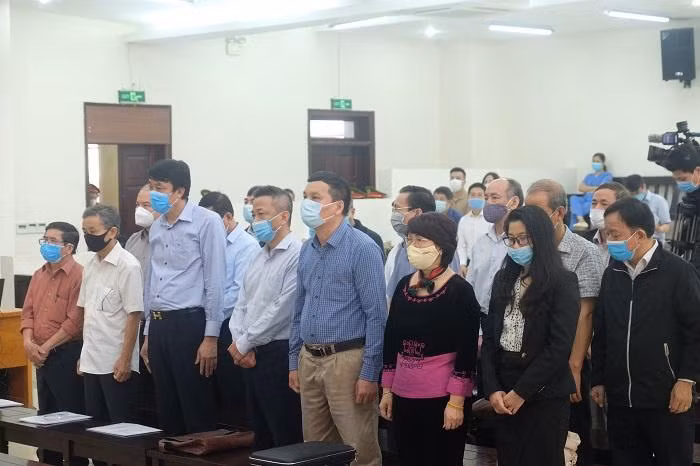 Các bị cáo trong vụ án bị đưa ra xét xử tại phiên tòa.