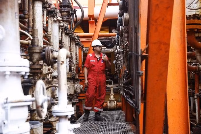 Người lao động dầu khí trên giàn Đại Hùng 01.